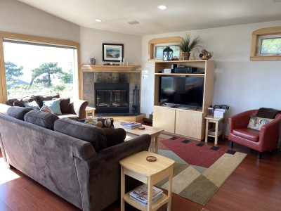 Living Room with Smart TV/Cable/DVD